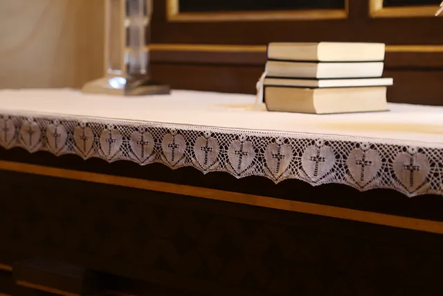 Ny kniplet dug tirsted kirke Ingelis Skov