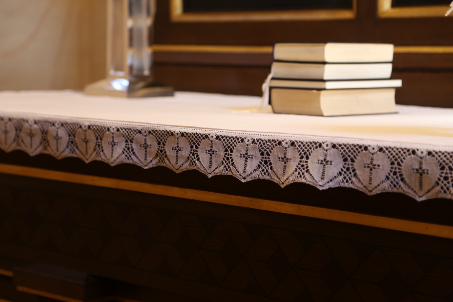 Ny kniplet dug tirsted kirke Ingelis Skov